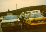 Z lewej moje auto treningowe Renault 21 ze zwykłym 2- litrowym silnikiem, z prawej Renault 21 Turbo, który był za ciężki i za słaby w wyścigach, a do rajdów w Polsce miał zupełnie nieprzystosowane zawieszenie.